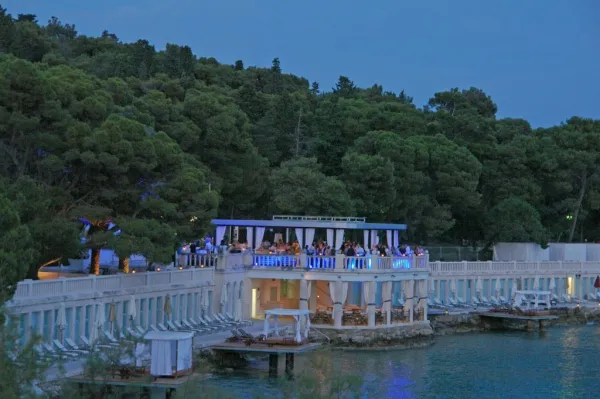 Bonj 'les bains' beach club